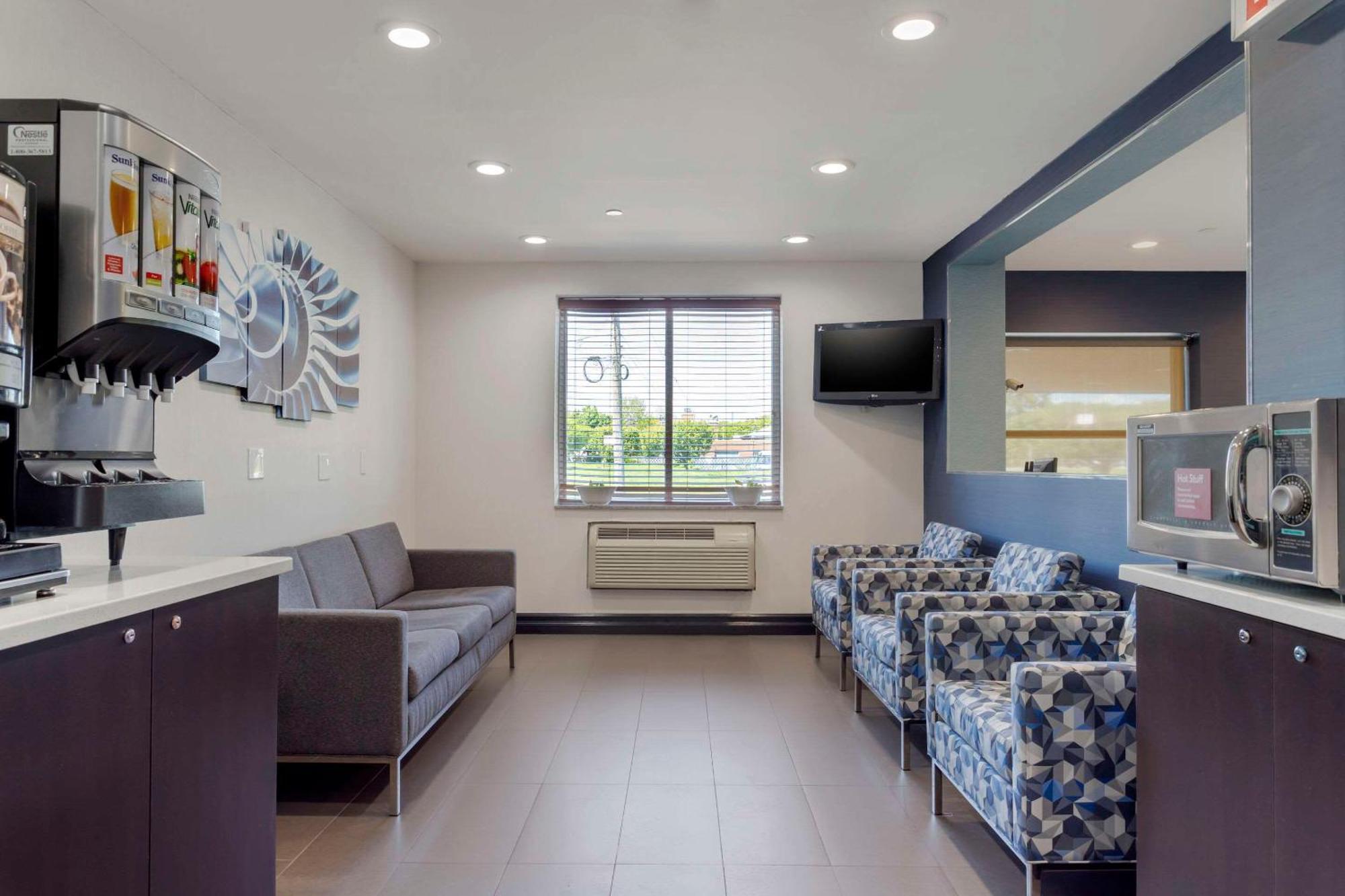 Avion Near Lga Airport, Ascend Collection Nova York